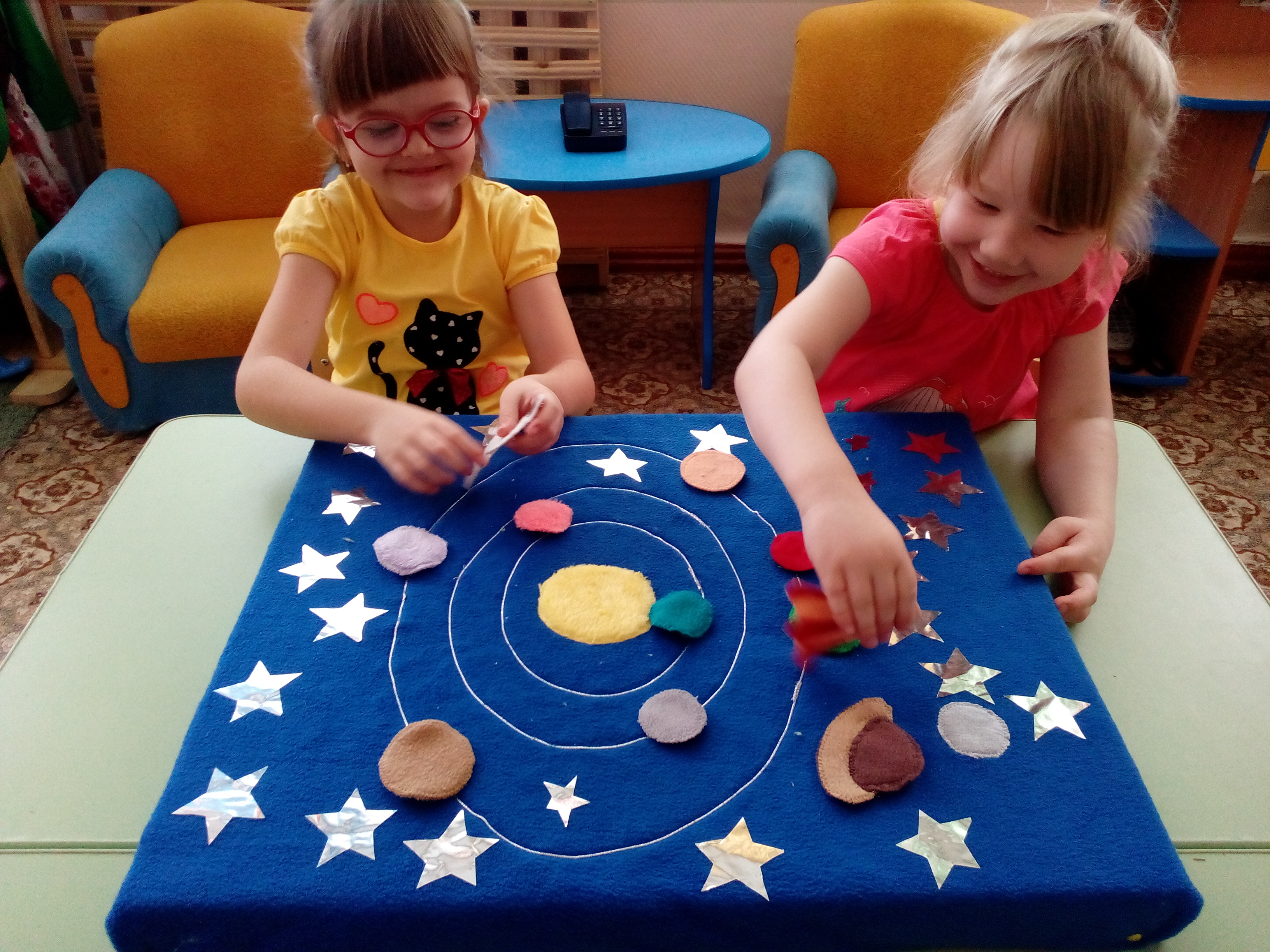 Выставка детских поделок ко Дню космонавтики в детском саду №1